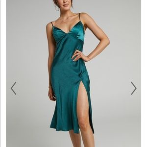 JOHANNA SATIN SLIP DRESS IN EMERALD